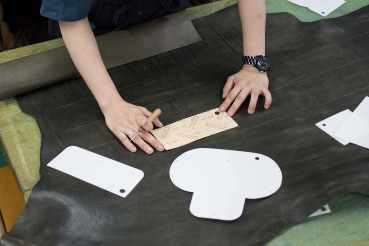 ミッスーリレザー 鞄作り 裁断